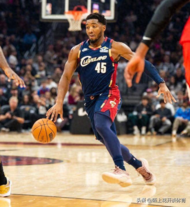 雄鹿完胜广州队，米切尔状态火热