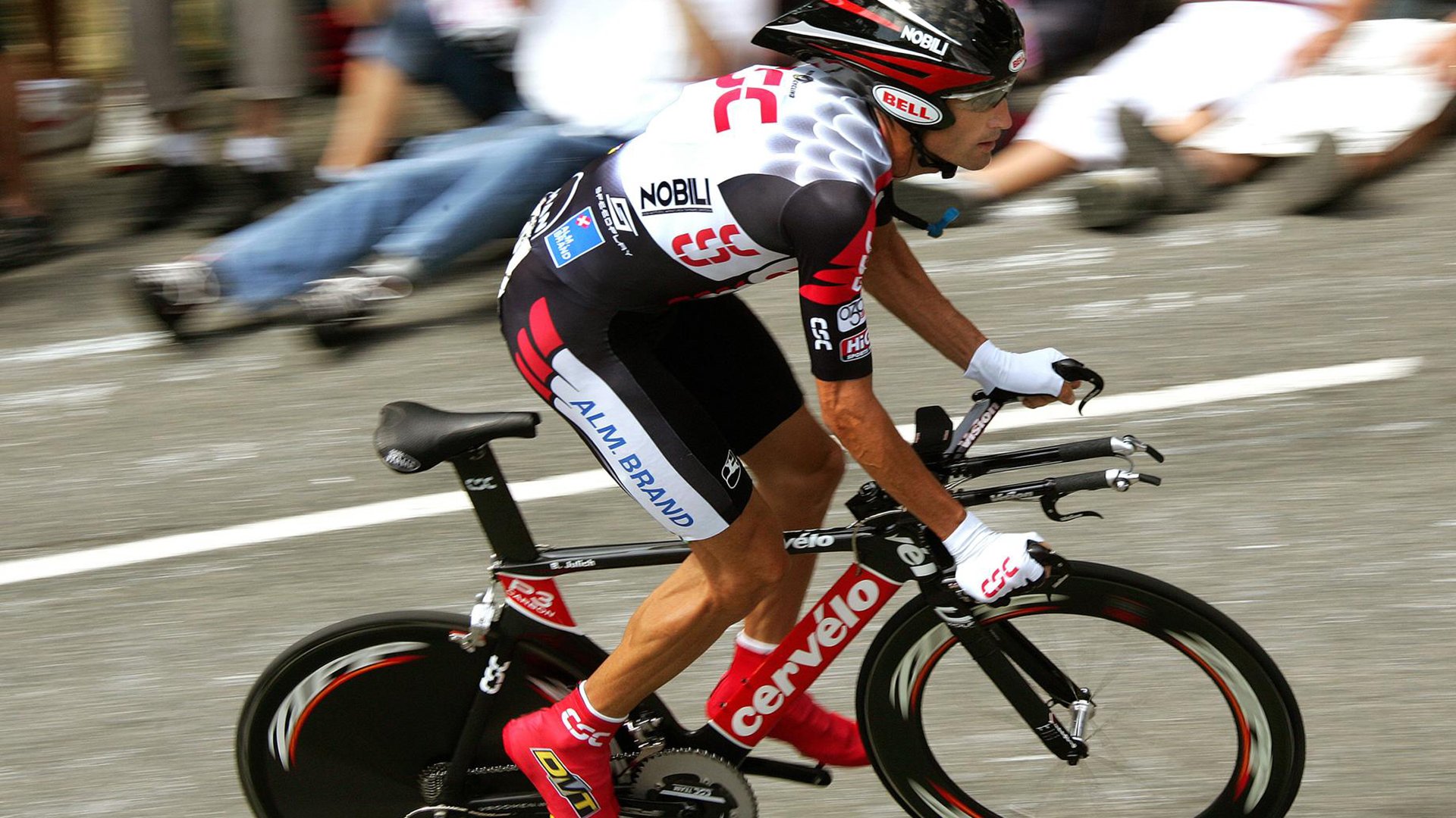 赛道上的心跳时刻，红牛险胜哈斯，周冠宇点燃赛场